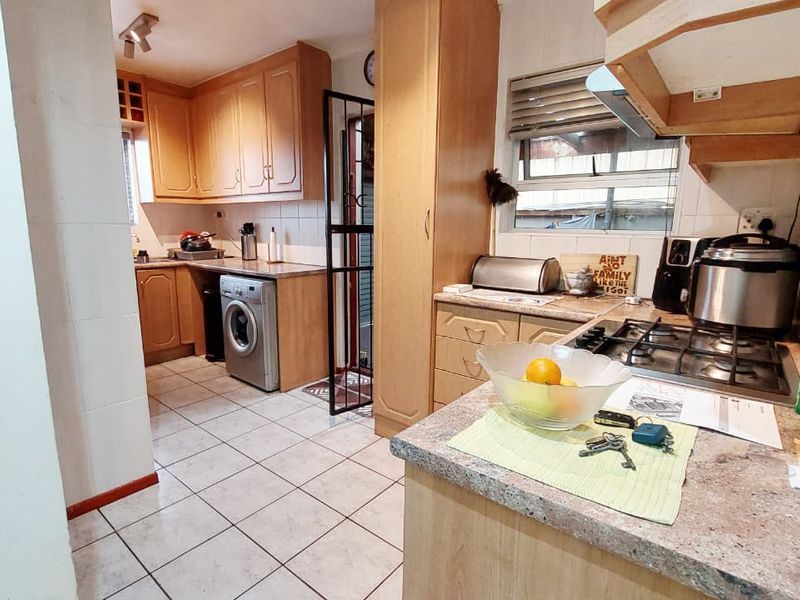 Modern 3-Bedroom Family Home in Rondevlei Park - Photo 8