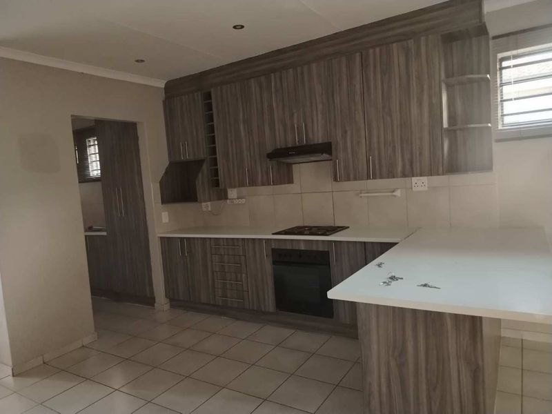 A MODERN TOWNHOUSE - Photo 3