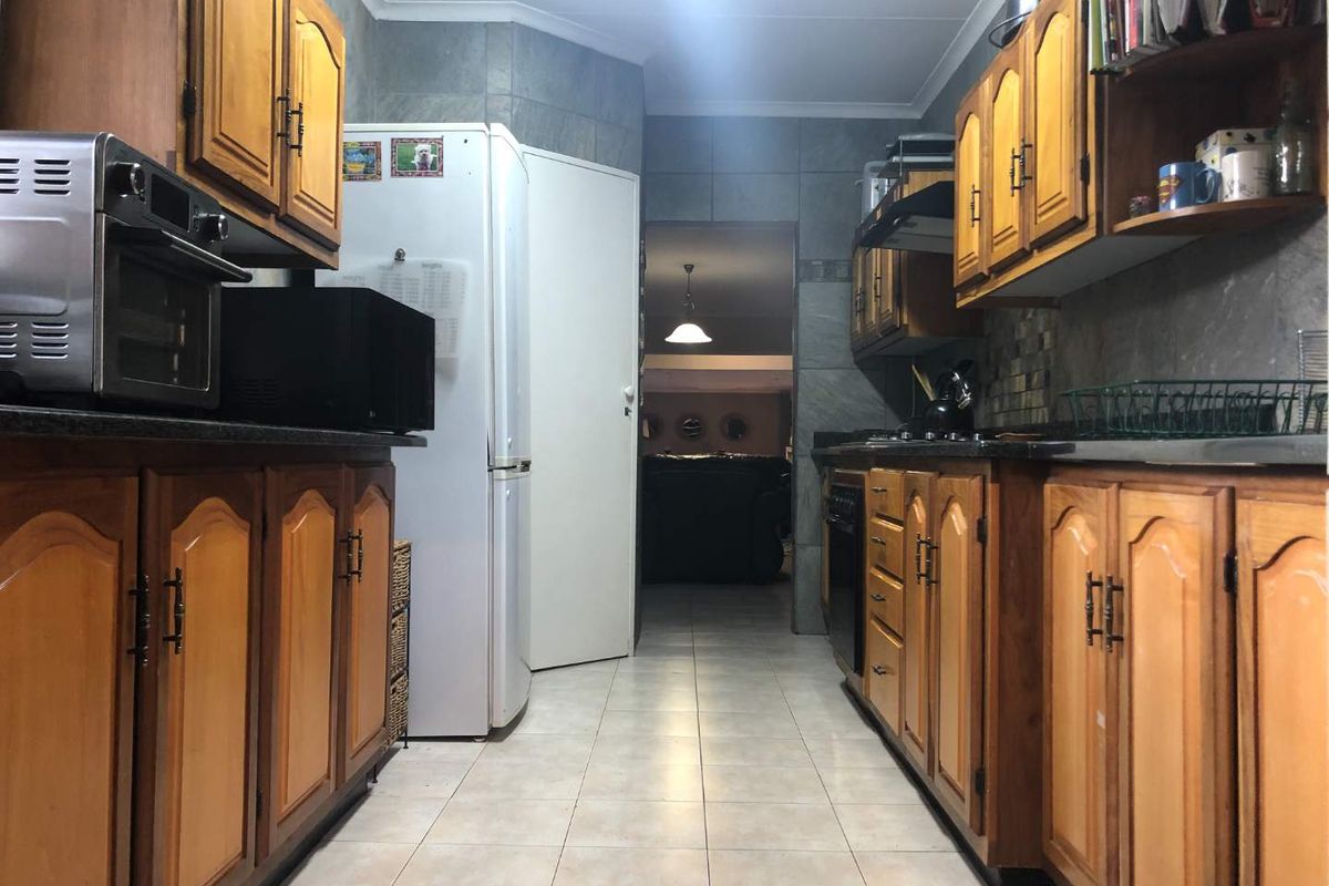 Prime Location, Perfect Home: Constantia Glen Awaits You! - Photo 2