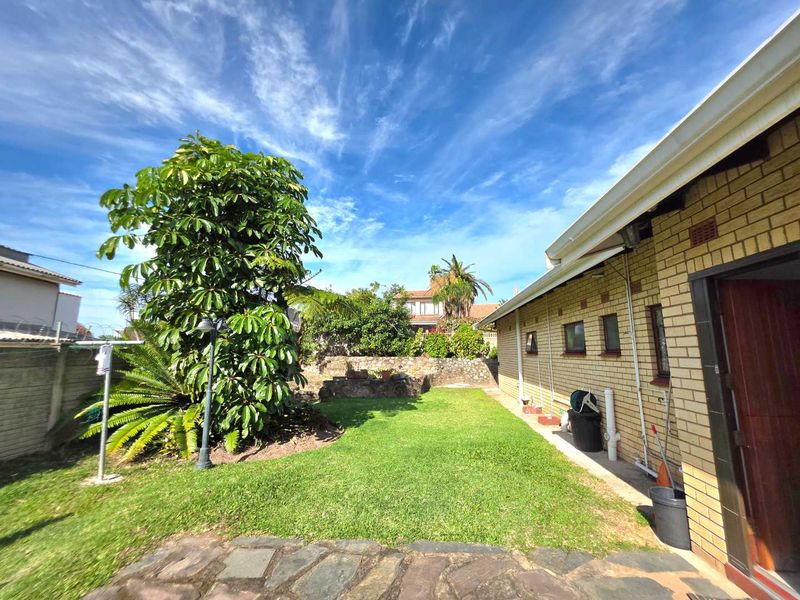 Entertain in Style in Northdene – Spacious 6 Bedroom Family Home with Pool & Solar and  converted flatlet. - Photo 5