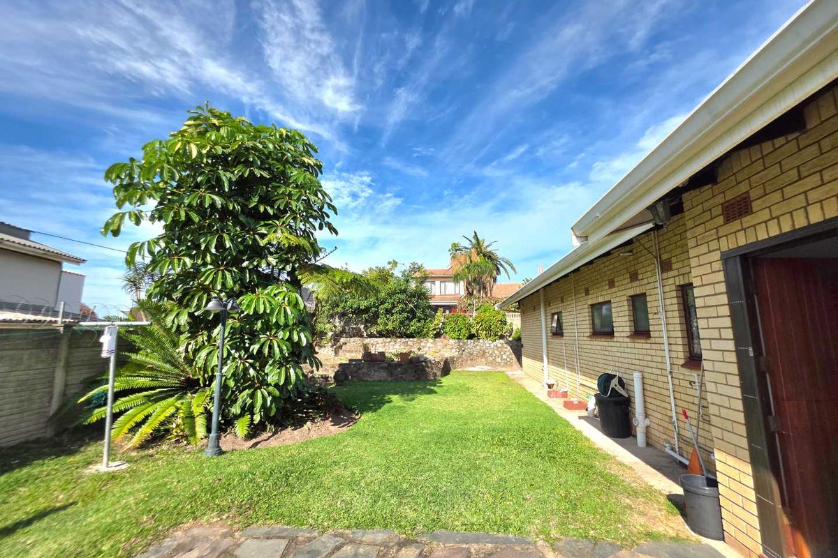 Entertain in Style in Northdene – Spacious 6 Bedroom Family Home with Pool & Solar and  converted flatlet. - Photo 5