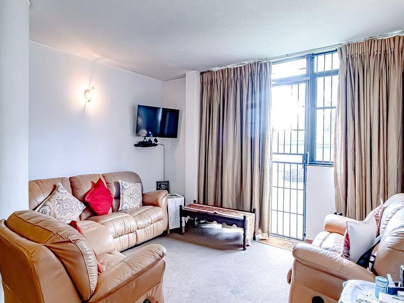 Spacious 3 bedroom ground floor flat - Photo 3