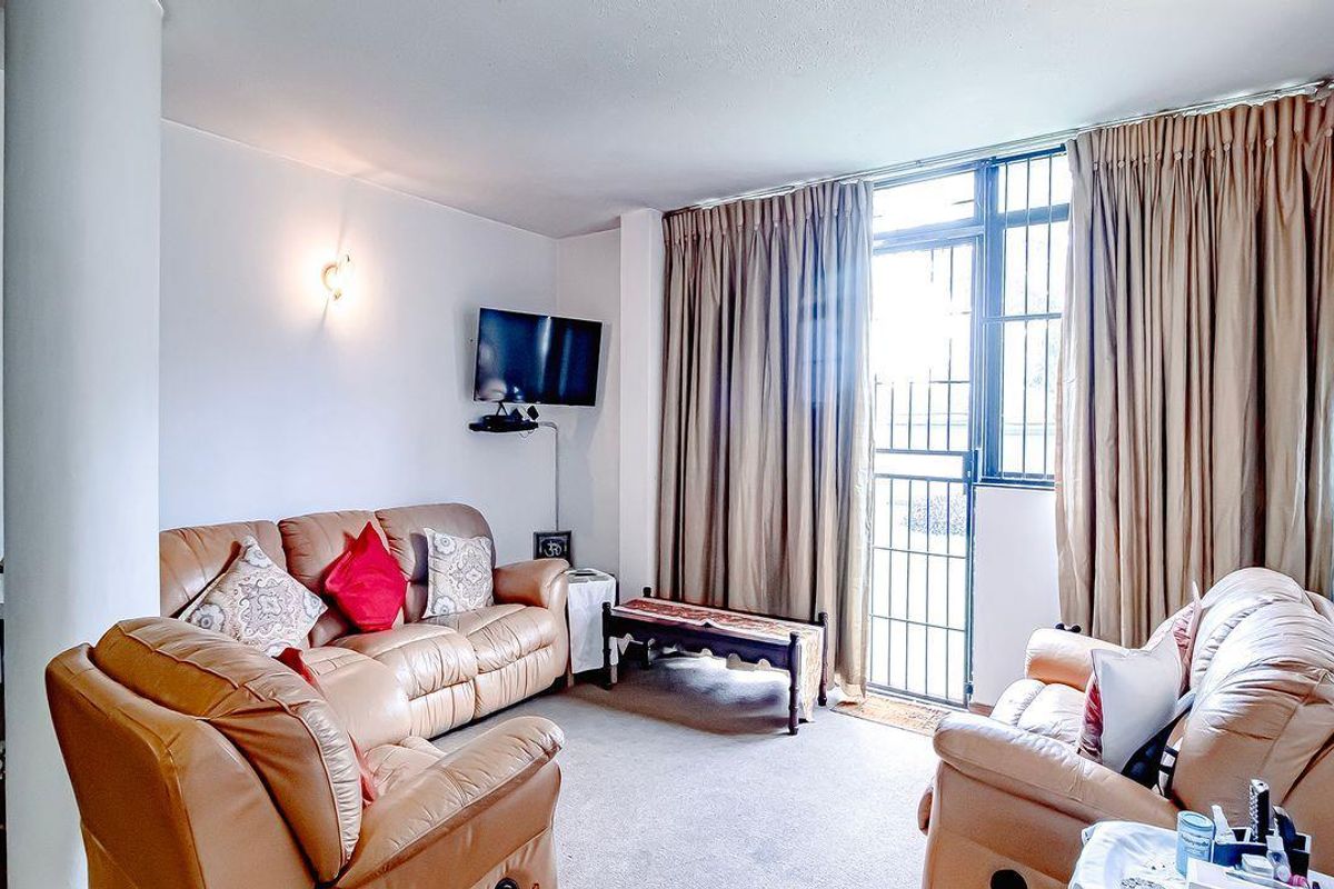 Spacious 3 bedroom ground floor flat - Photo 3