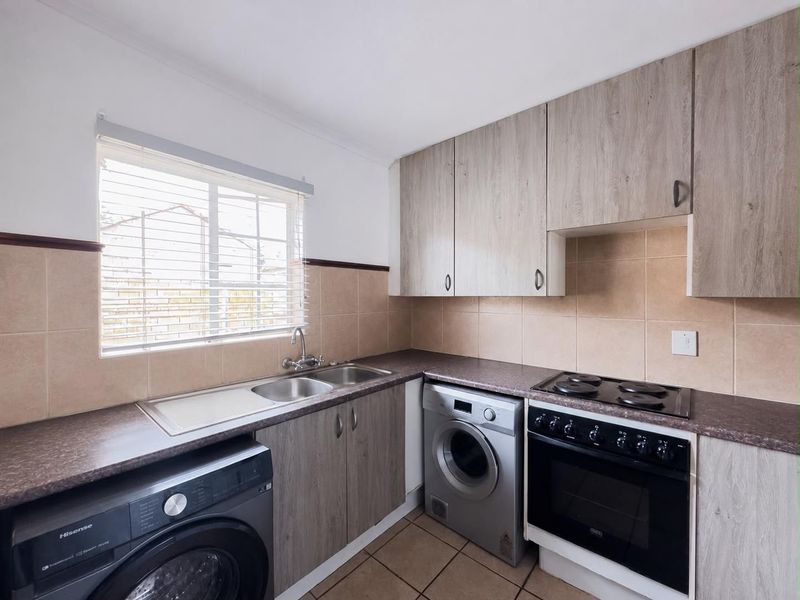 3 Bedroom Simplex With A Private Garden - Photo 3