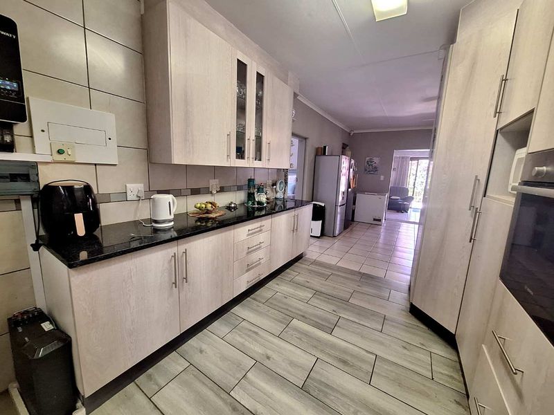 Spacious Living Amidst Tranquil Surroundings - Photo 4