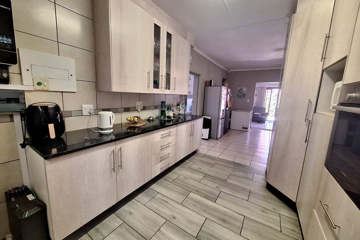 Spacious Living Amidst Tranquil Surroundings - Photo 4