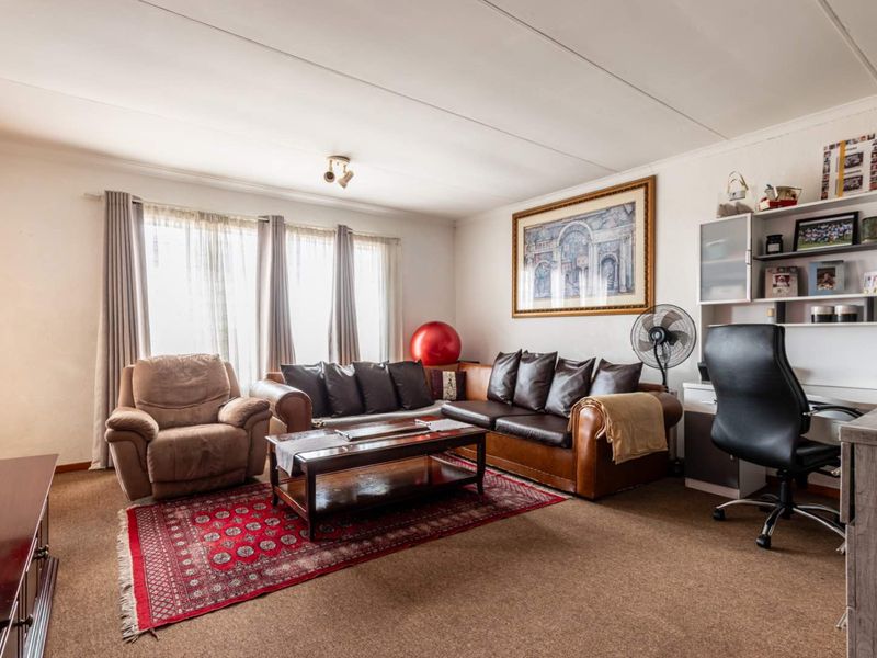 Spacious 2 bed unit for sale. - Photo 3