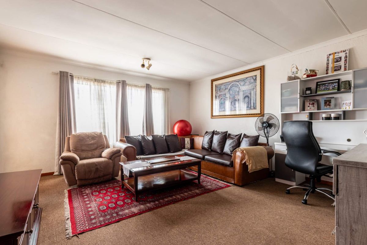 Spacious 2 bed unit for sale. - Photo 3