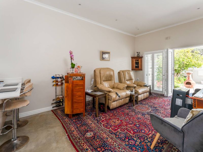 IMMACULATE GROUND FLOOR APARTMENT - Photo 4