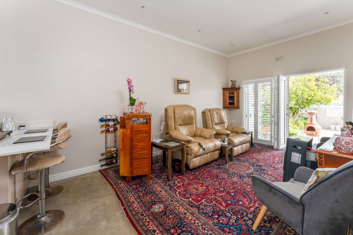 IMMACULATE GROUND FLOOR APARTMENT - Photo 4