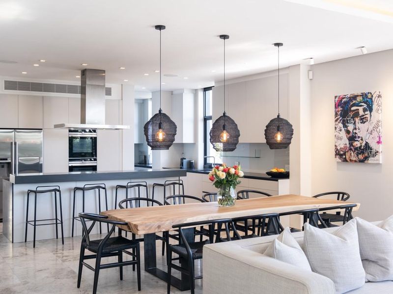 Stylishly Sleek - Photo 7