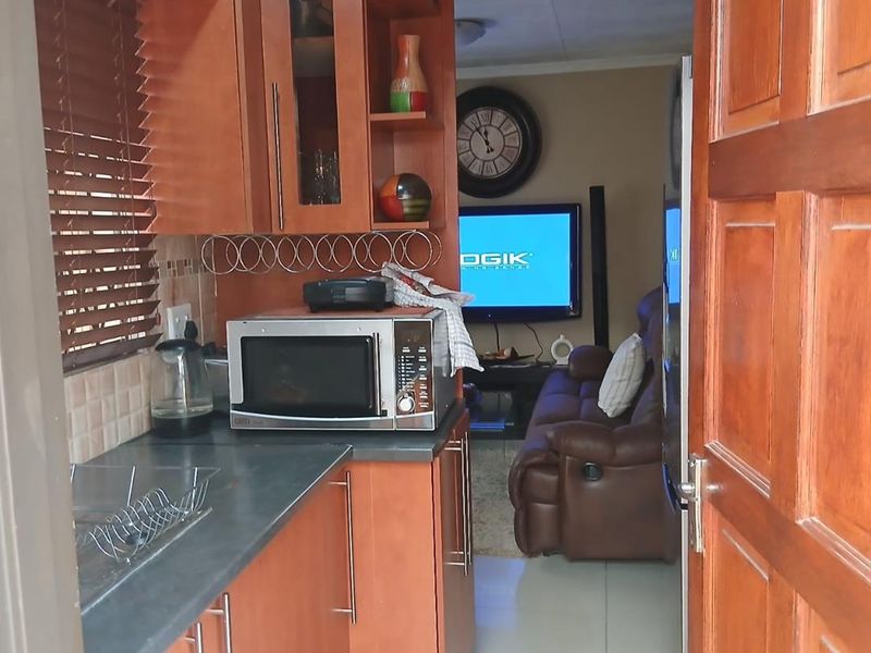 Clayville R 950 000 A lovely family Home - Photo 7