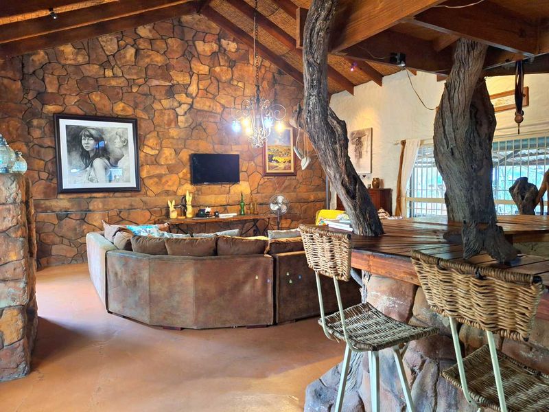 Dual-Living: Spacious 5-Bedroom House with Pool and Privacy - Photo 7