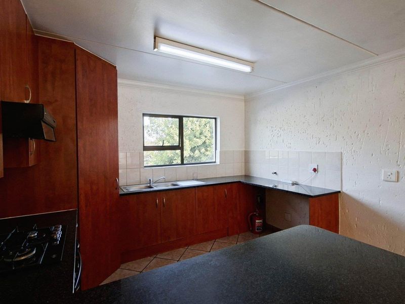 Lovely 2 bedroom, 2 bathroom, middle floor apartment available in Sunninghill - Photo 4