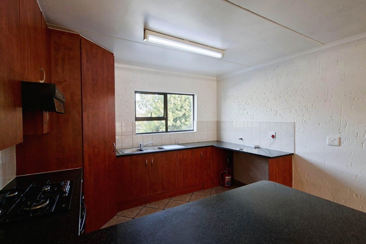 Lovely 2 bedroom, 2 bathroom, middle floor apartment available in Sunninghill - Photo 4