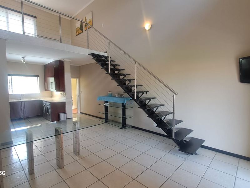 Gorgeous Loft Apartment 3 Bedroom/3 Bathroom in popular complex - Photo 2