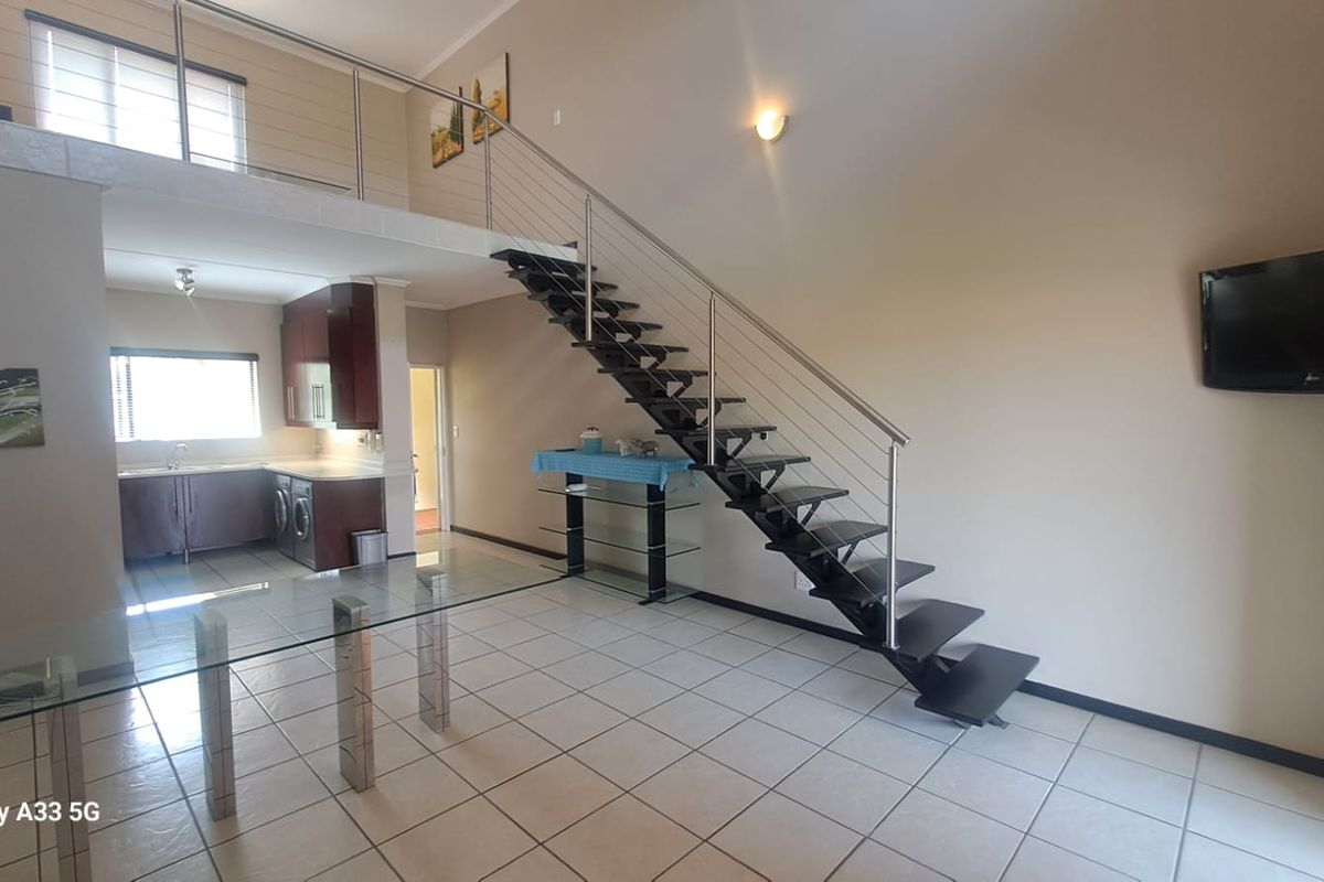Gorgeous Loft Apartment 3 Bedroom/3 Bathroom in popular complex - Photo 2