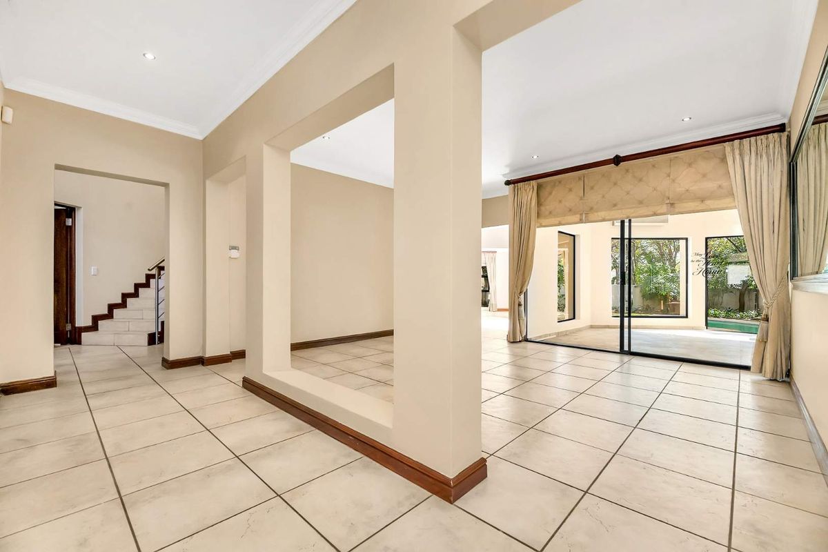 6 BEDROOM HOME FOR SALE IN FOURWAYS GARDENS - Photo 2