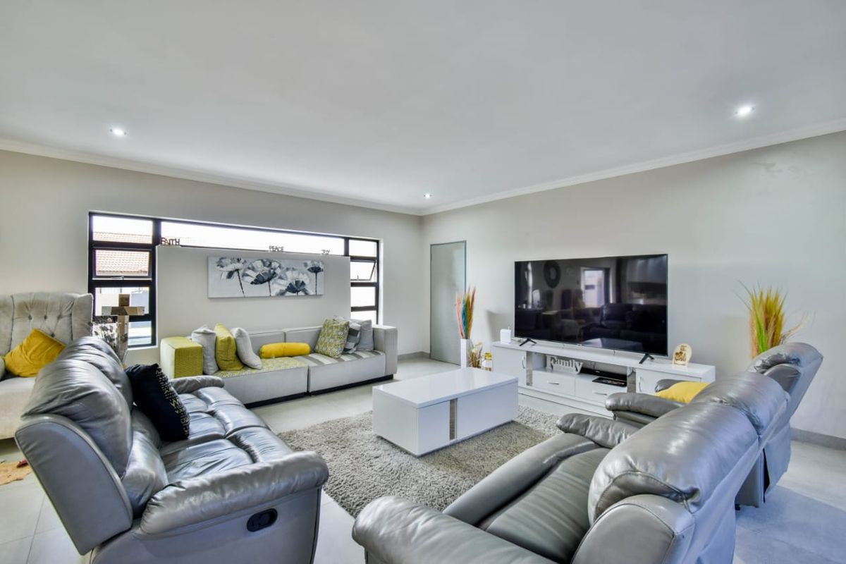 Modern Family Home in Savannah Country Estate - Photo 4