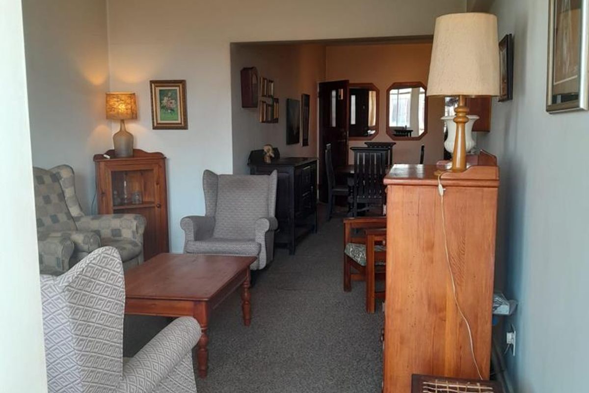 Spacious 105sqm Waverley Apartment in a Secure Boomed Area - Photo 4