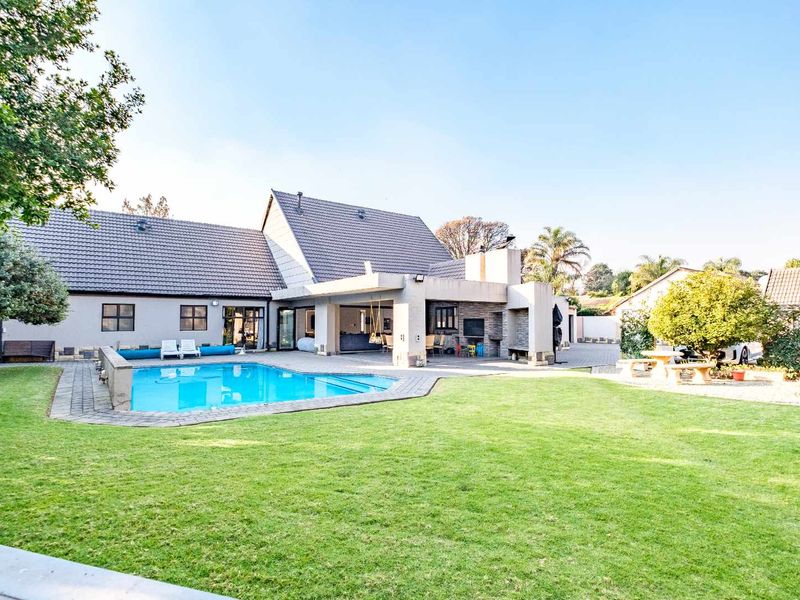 Luxurious 5-Bedroom Home situtated in Lakefield with Heated Pool & Borehole Access - Photo 4
