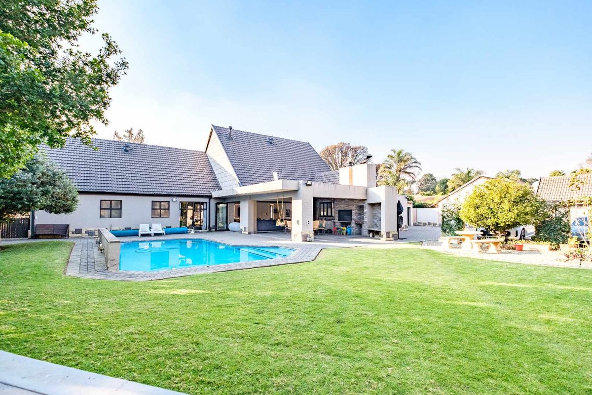 Luxurious 5-Bedroom Home situtated in Lakefield with Heated Pool & Borehole Access - Photo 4
