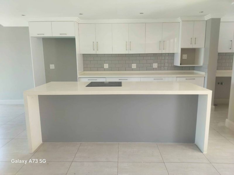 Stylish Home for Rental in Palm Lakes Estate - Photo 2