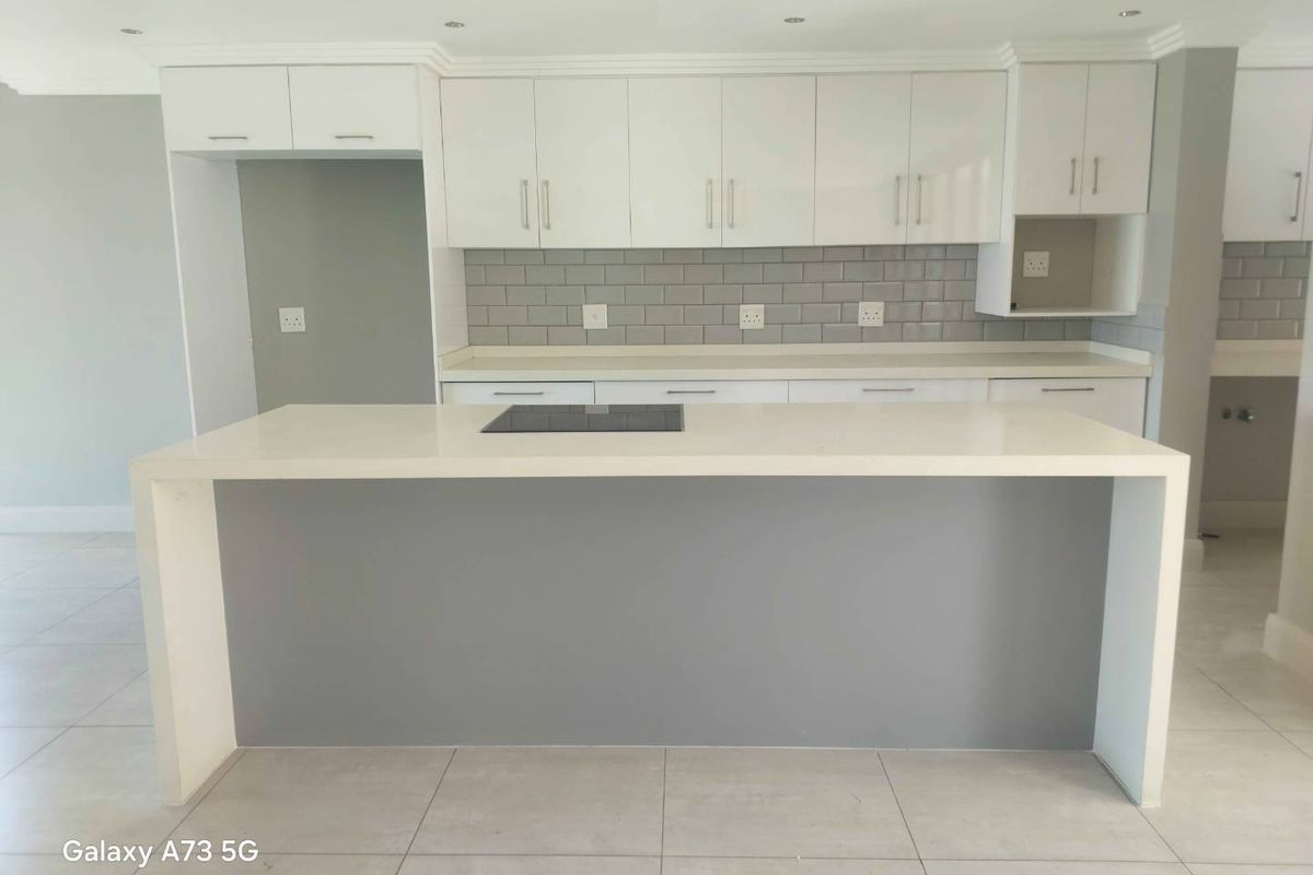 Stylish Home for Rental in Palm Lakes Estate - Photo 2