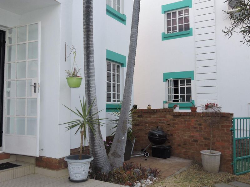 2-bedroom townhouse simplex ground floor unit - Photo 1