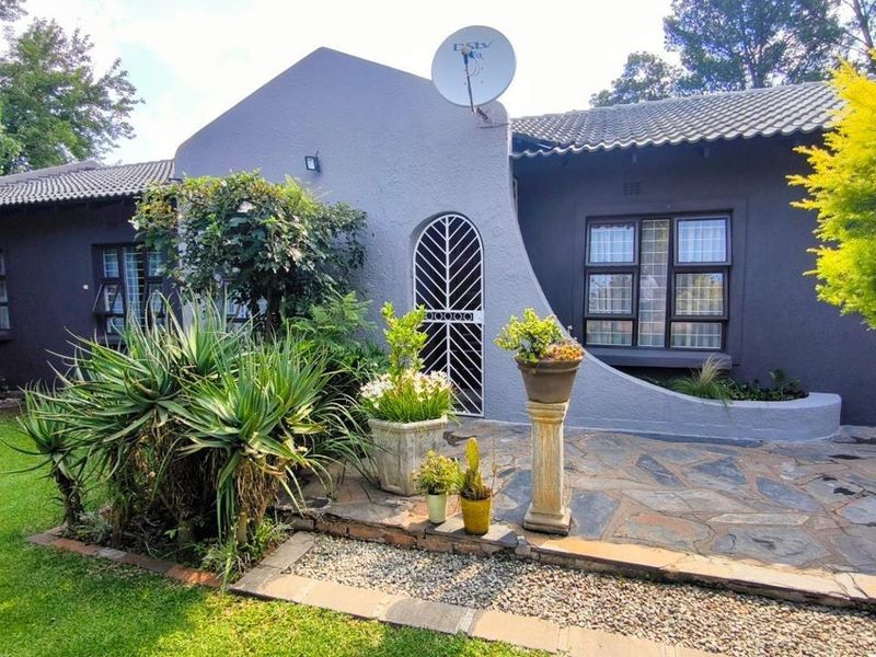 Versatile Family Home with Two Income-Generating Flats - Photo 1