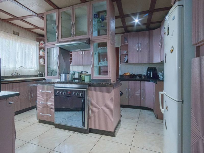 4 Bedroom house for Sale in Diepkloof Ext  - Selling Price is Negotiable - Photo 10