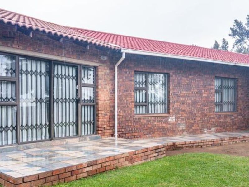 Face brick Family Home for Sale - Photo 4
