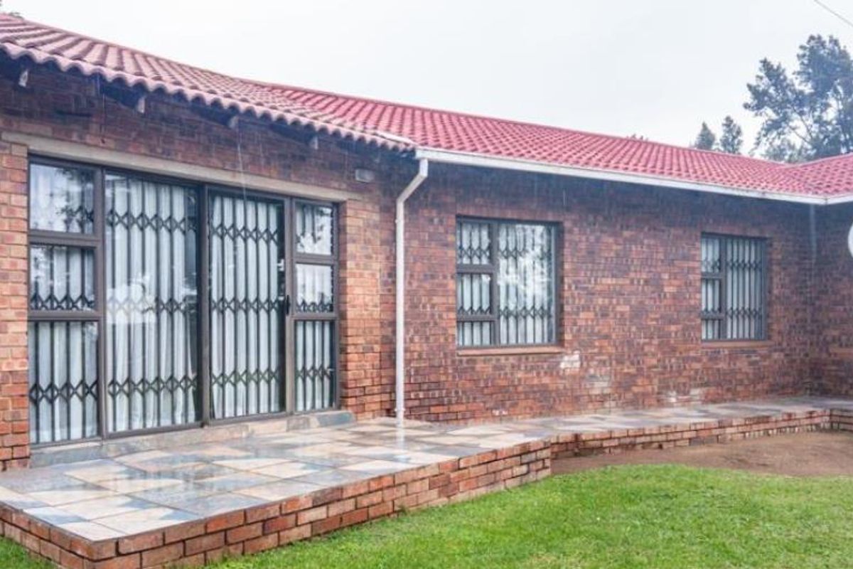 Face brick Family Home for Sale - Photo 4