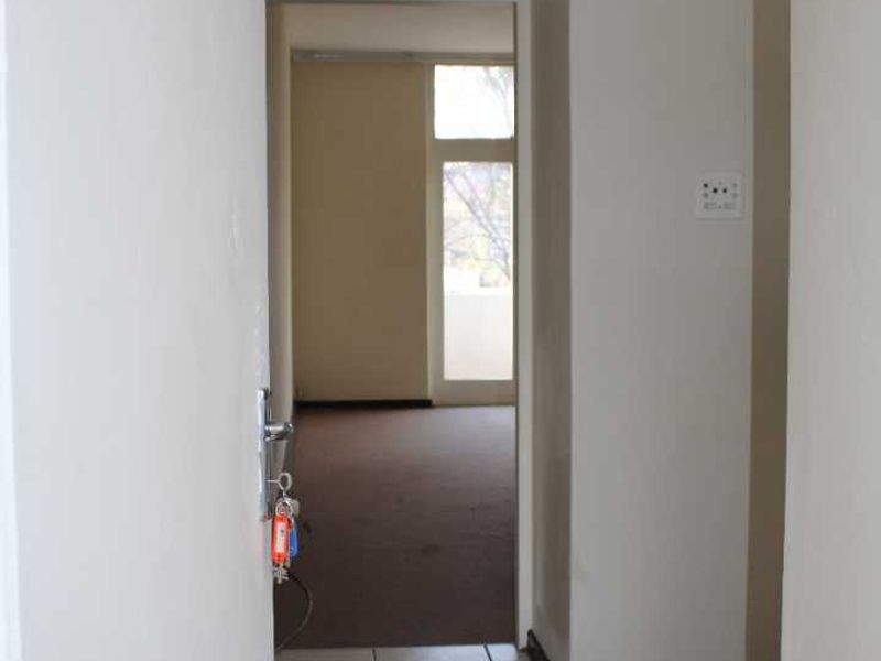 Spacious Bachelor Apartment To Let | Kronendal, 40 Troye Street - Sunnyside, Pretoria - Photo 3