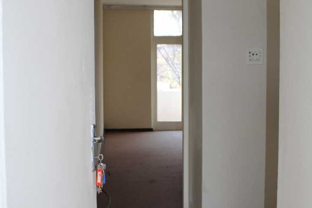 Spacious Bachelor Apartment To Let | Kronendal, 40 Troye Street - Sunnyside, Pretoria - Photo 3