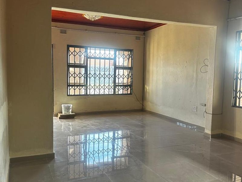 Spacious 3-Bedroom Family Home with Garage, Carport and Additional Accommodation - Photo 1