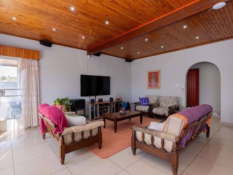 Spacious 3 Bedroom Family Home with Solar Power in Norkem Park - Photo 3