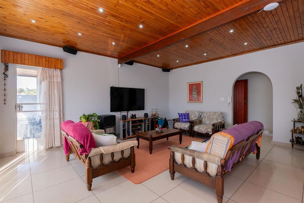 Spacious 3 Bedroom Family Home with Solar Power in Norkem Park - Photo 3