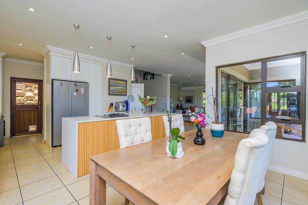 Beautiful Modernized 3-Bedroom Townhouse in Prime La Lucia!! - Photo 3