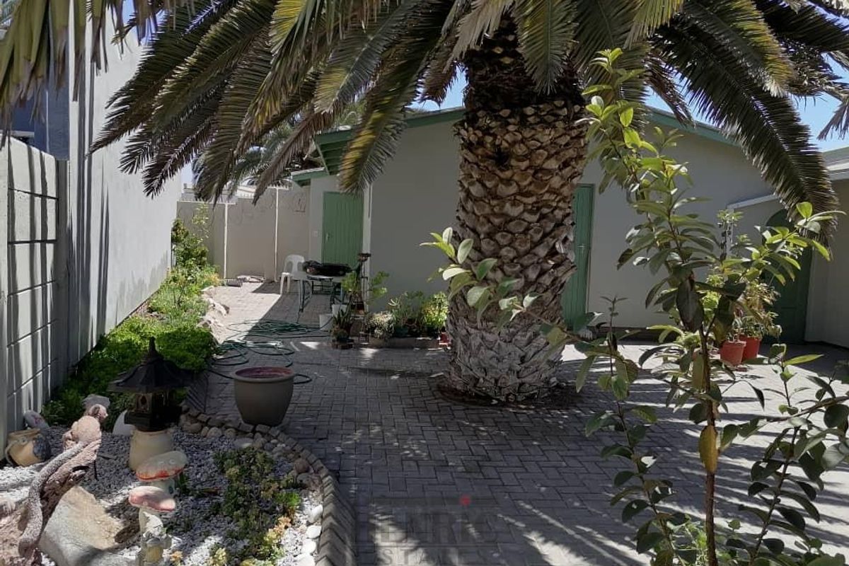 A Classic in Sought After Area - SOLE MANDATE - Photo 5