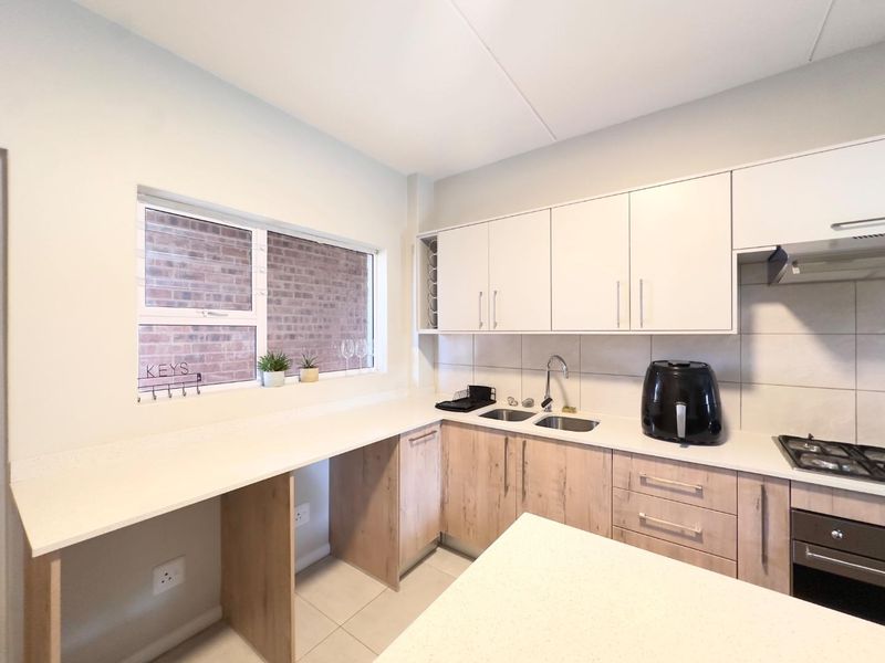 2 Bedroom Townhouse With An Enclosed Patio - Photo 6