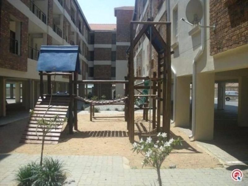 One Bedroom unit on 2nd floor in 24 hour security complex! - Photo 8