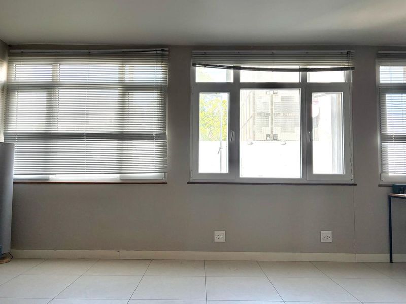 Stylish Studio with Parking in Airbnb-Friendly Block - Photo 6