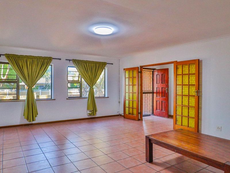 Spacious Family Home with Dual Living & Workshop Potential - Photo 4