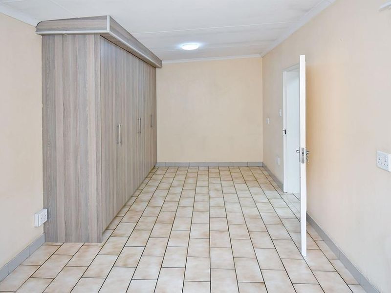 Cozy 1-Bedroom in Secure Lake West - Your New Home Awaits! - Photo 4