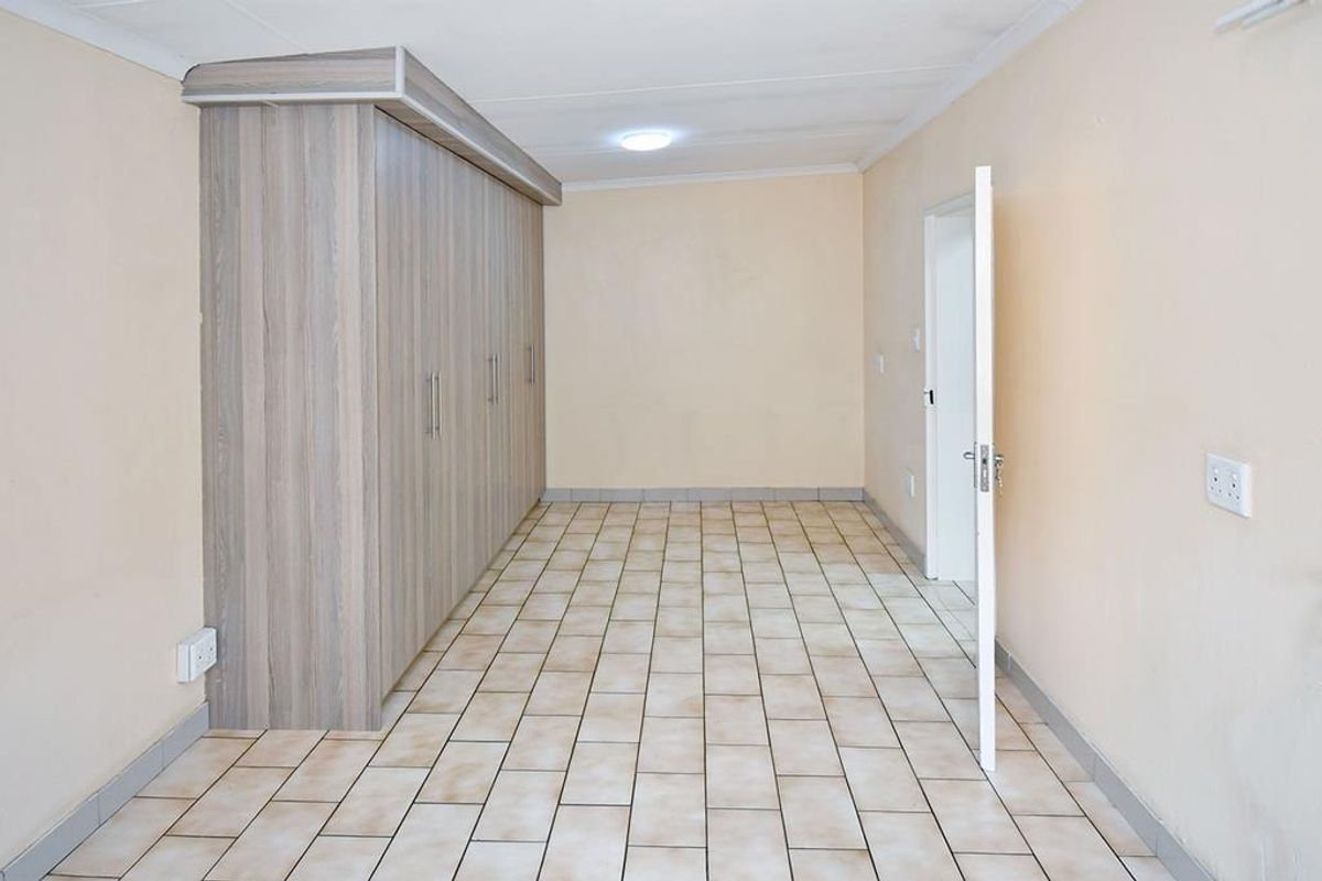 Cozy 1-Bedroom in Secure Lake West - Your New Home Awaits! - Photo 4