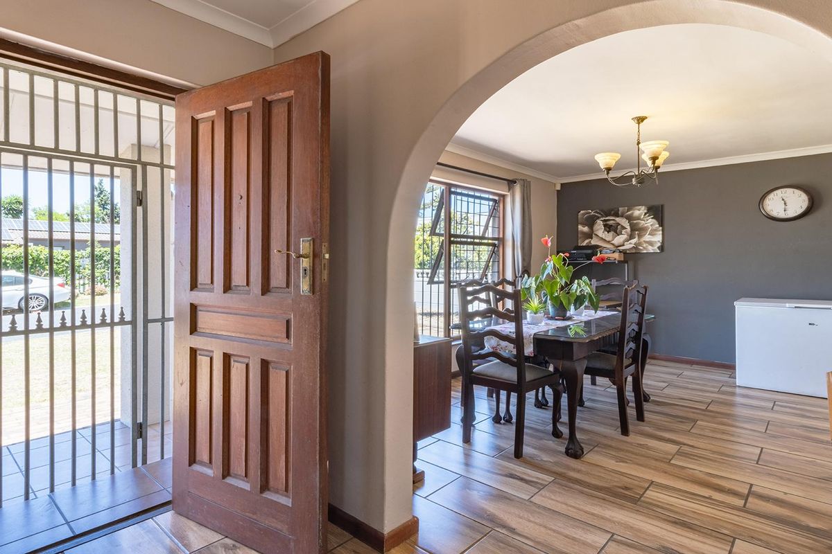 Large 3 Bedroom, 2 Bathroom Family Home For Sale - Photo 2