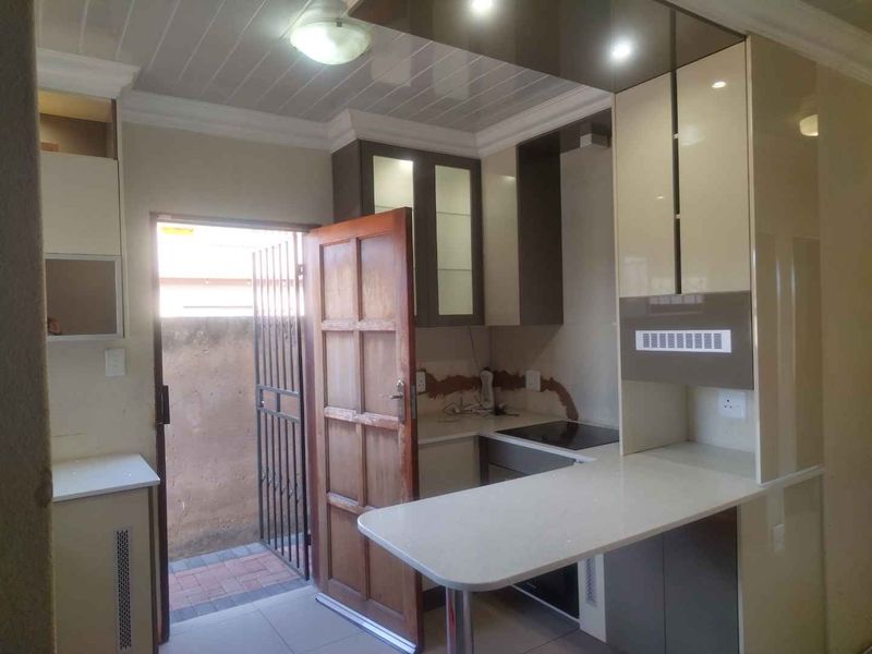 3 bedrooms house to rent in Soshanguve VV - Photo 4