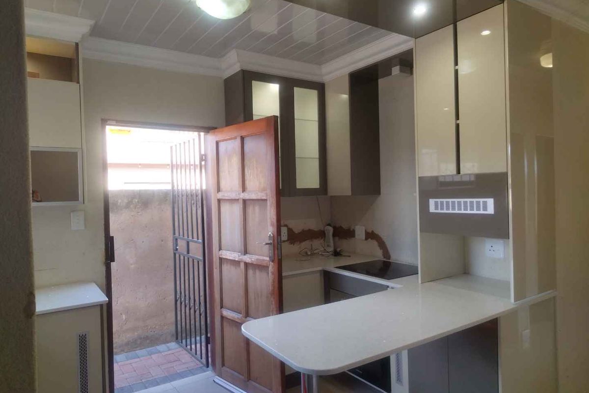 3 bedrooms house to rent in Soshanguve VV - Photo 4