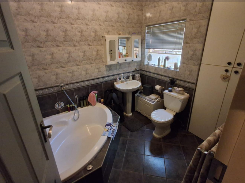 Charming Hillside Family Home with Cottage – Mulbarton - Photo 10